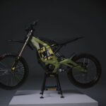 人気の SUR-RON (サーロン) Light Bee X（競技用） / Light Bee L（公道用）が、2025年モデルでさらに進化！